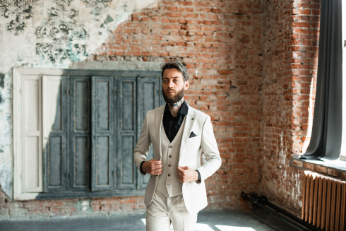 Белый мужской костюм: идеальный вариант для торжественных мероприятий